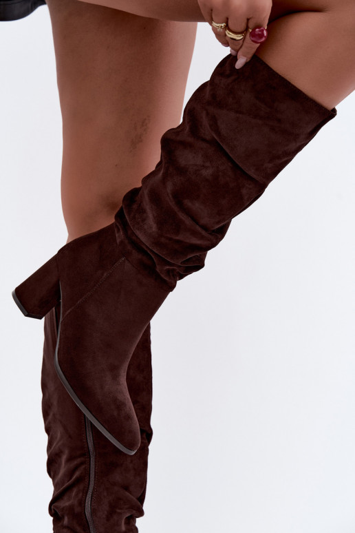 Botas até o joelho com salto e babados isoladas em chocolate Haliah