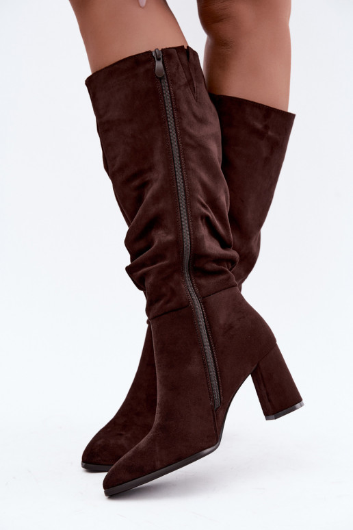 Botas até o joelho com salto e babados isoladas em chocolate Haliah