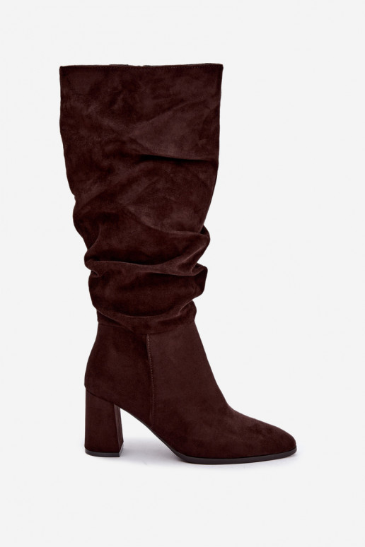 Botas até o joelho com salto e babados isoladas em chocolate Haliah