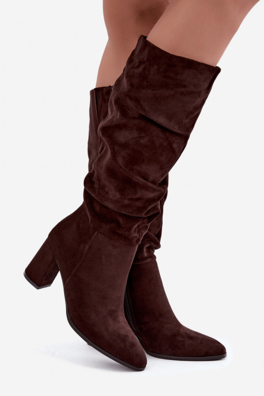 Botas até o joelho com salto e babados isoladas em chocolate Haliah