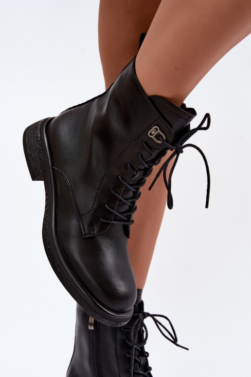 Botins de couro isolados Tai turiciejka K7751-01 na cor preta