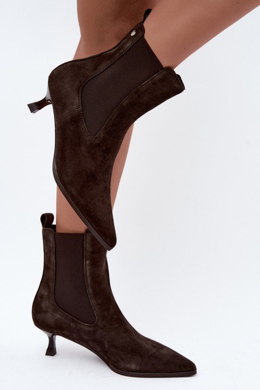 Botas de camurça isoladas com saltos Tai turiciejka K7756-02 na cor chocolate