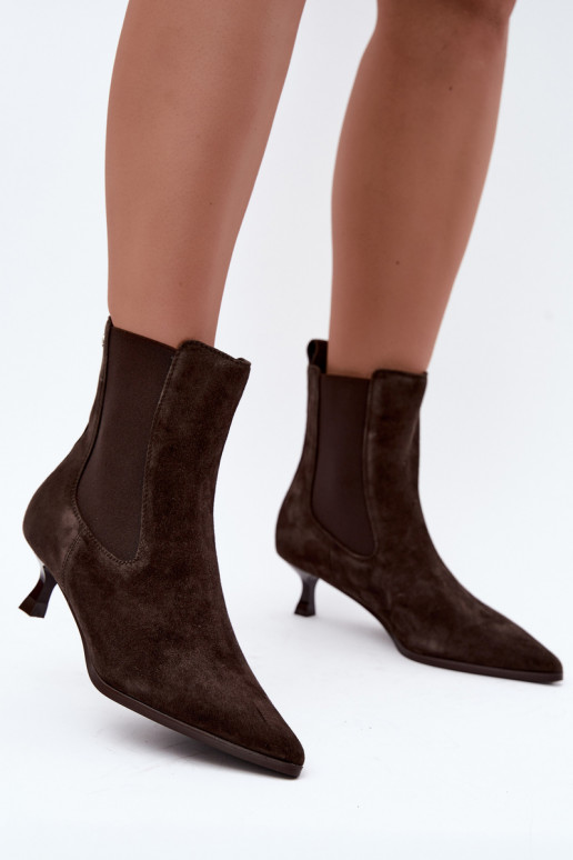 Botas de camurça isoladas com saltos Tai turiciejka K7756-02 na cor chocolate