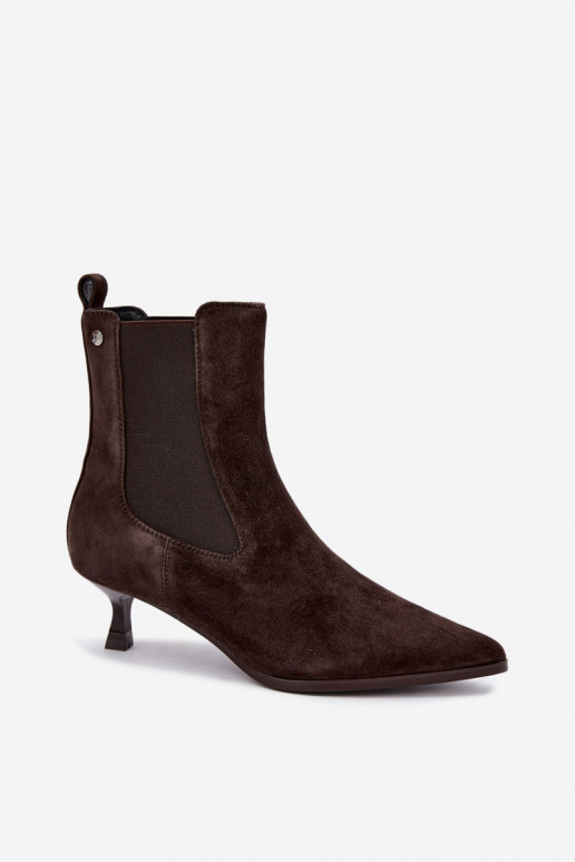 Botas de camurça isoladas com saltos Tai turiciejka K7756-02 na cor chocolate