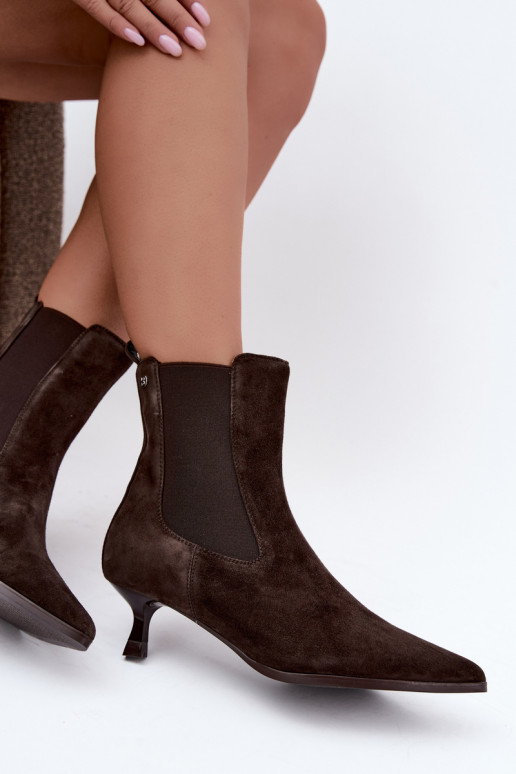 Botas de camurça isoladas com saltos Tai turiciejka K7756-02 na cor chocolate