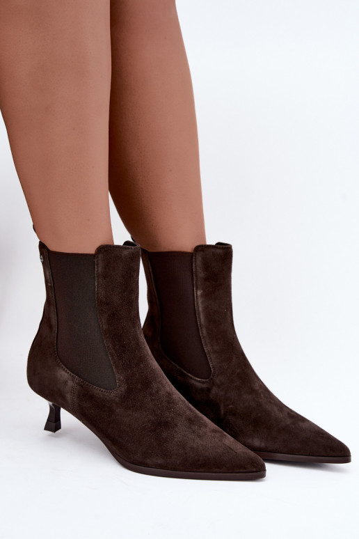 Botas de camurça isoladas com saltos Tai turiciejka K7756-02 na cor chocolate