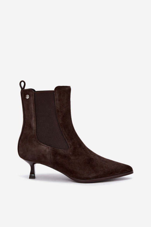 Botas de camurça isoladas com saltos Tai turiciejka K7756-02 na cor chocolate