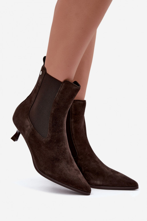 Botas de camurça isoladas com saltos Tai turiciejka K7756-02 na cor chocolate