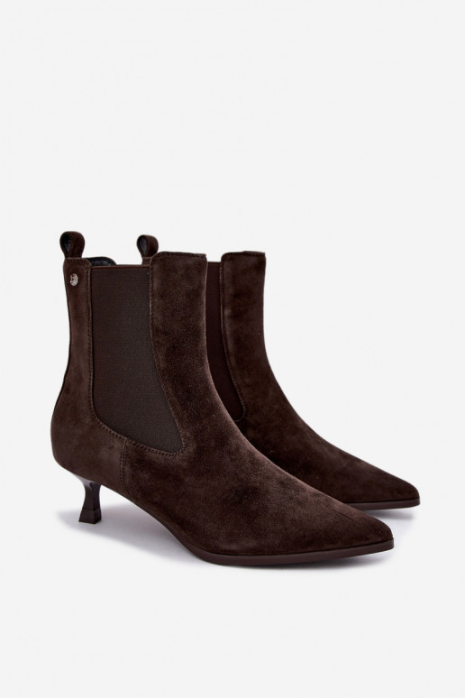 Botas de camurça isoladas com saltos Tai turiciejka K7756-02 na cor chocolate
