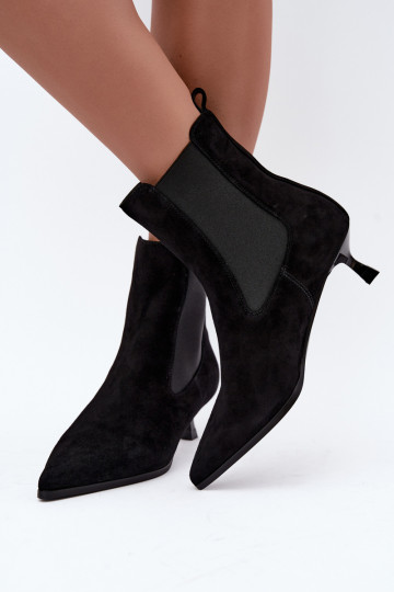 Botas de camurça isoladas com saltos Tai turiciejka K7756-01 na cor preta