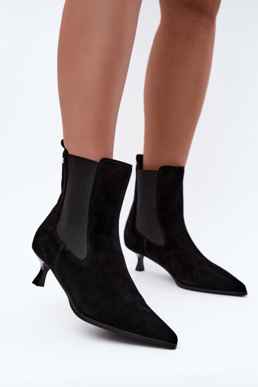 Botas de camurça isoladas com saltos Tai turiciejka K7756-01 na cor preta