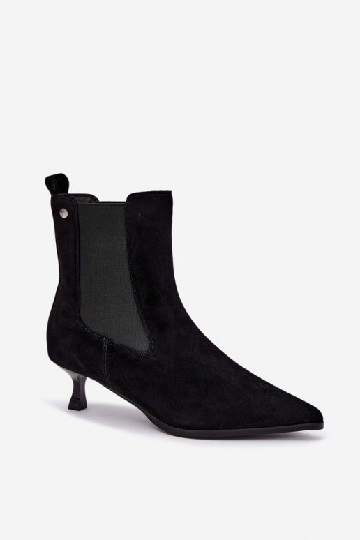 Botas de camurça isoladas com saltos Tai turiciejka K7756-01 na cor preta