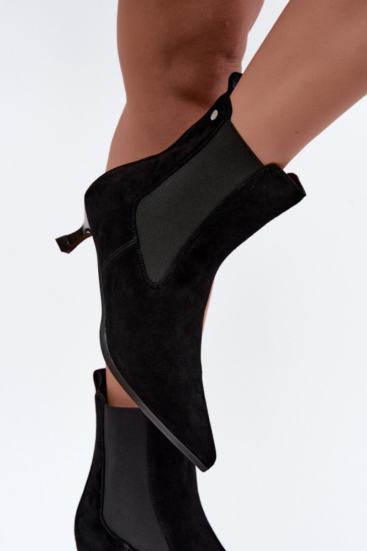 Botas de camurça isoladas com saltos Tai turiciejka K7756-01 na cor preta