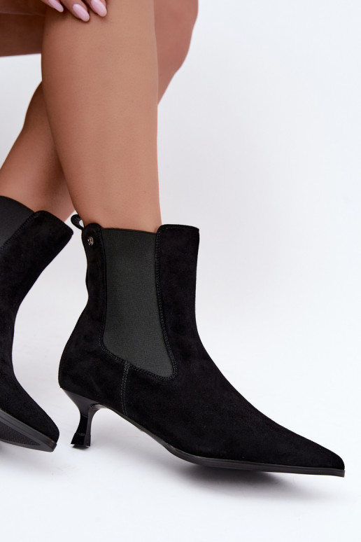 Botas de camurça isoladas com saltos Tai turiciejka K7756-01 na cor preta
