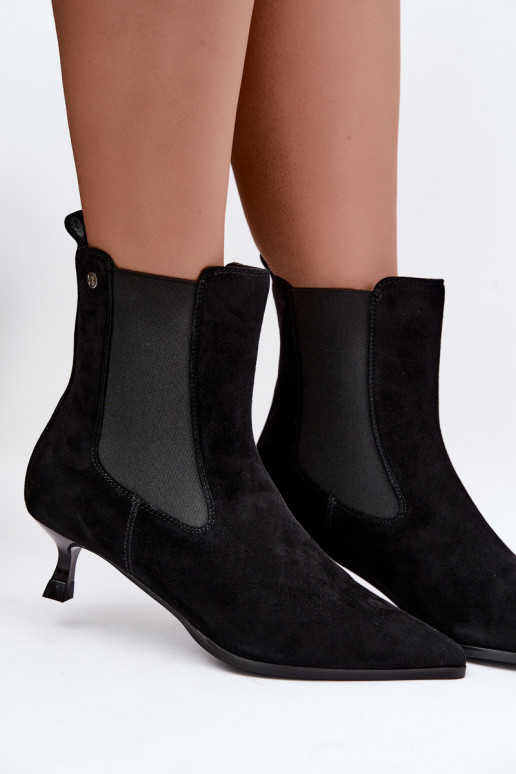 Botas de camurça isoladas com saltos Tai turiciejka K7756-01 na cor preta