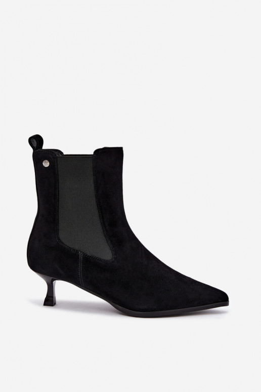 Botas de camurça isoladas com saltos Tai turiciejka K7756-01 na cor preta