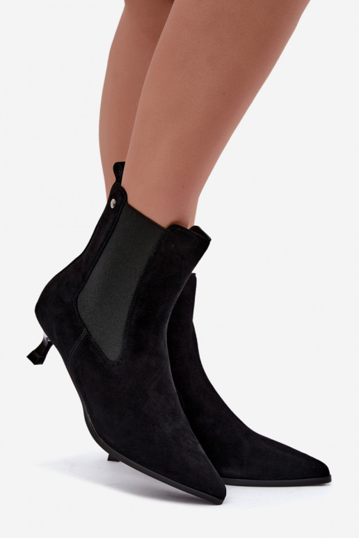 Botas de camurça isoladas com saltos Tai turiciejka K7756-01 na cor preta