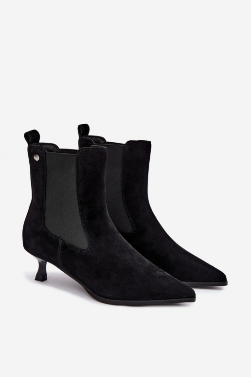 Botas de camurça isoladas com saltos Tai turiciejka K7756-01 na cor preta