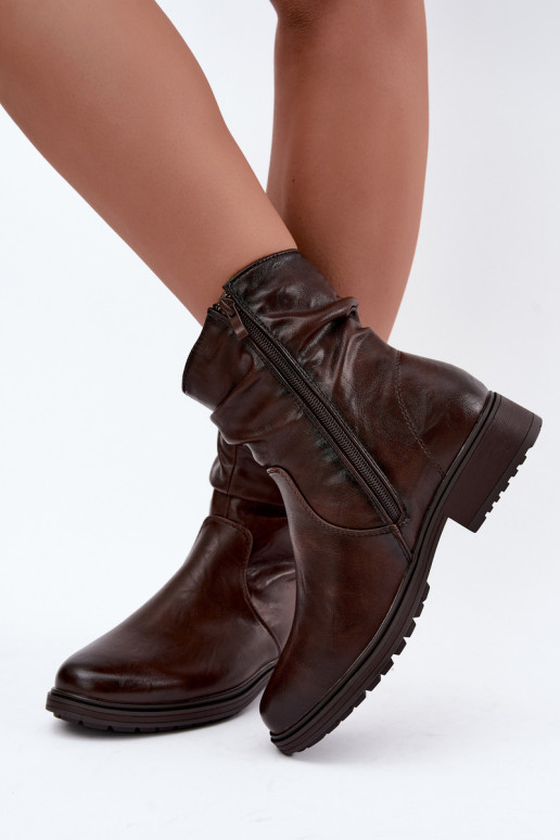 Botins femininos aquecidos com rugas em chocolate