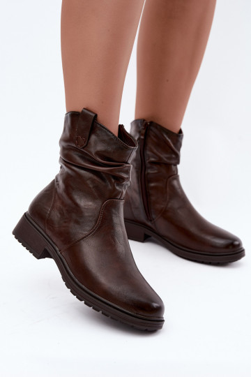 Botins femininos aquecidos com rugas em chocolate 2