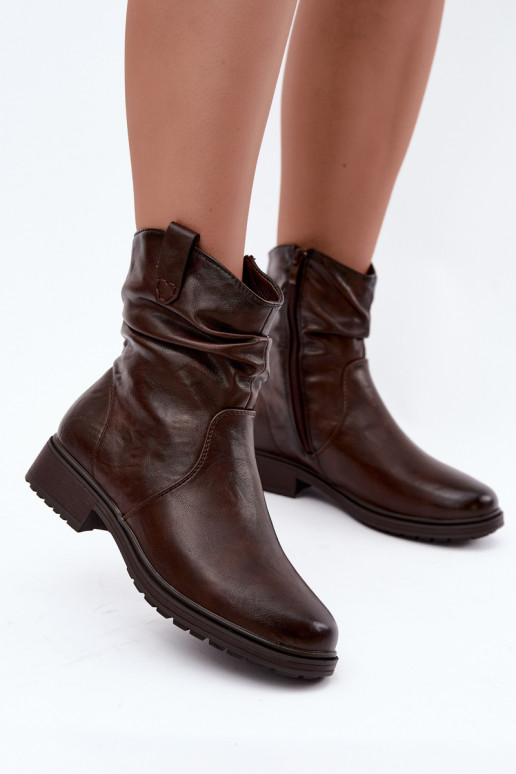 Botins femininos aquecidos com rugas em chocolate