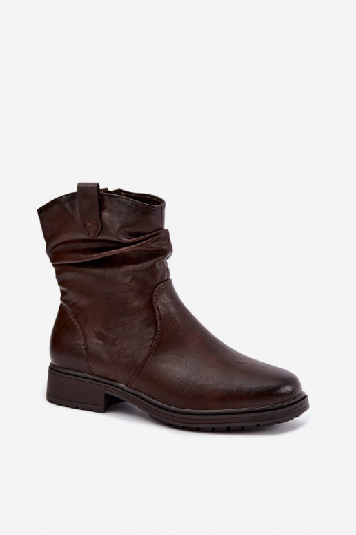 Botins femininos aquecidos com rugas em chocolate