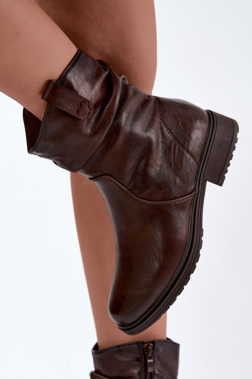 Botins femininos aquecidos com rugas em chocolate