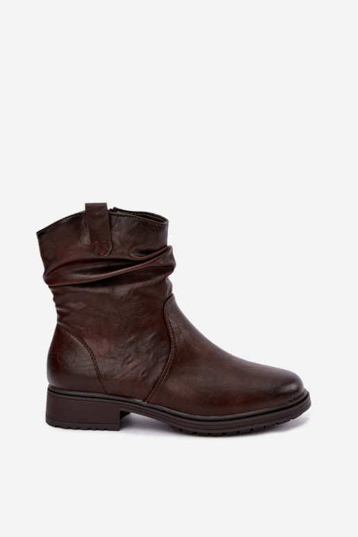 Botins femininos aquecidos com rugas em chocolate