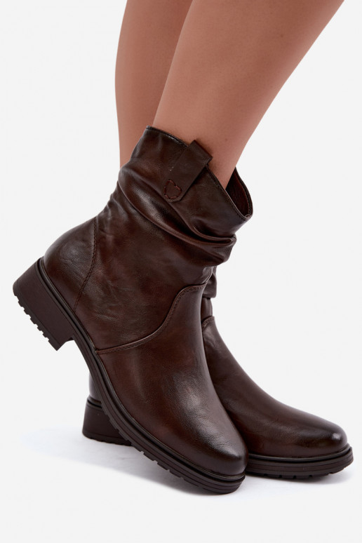 Botins femininos aquecidos com rugas em chocolate