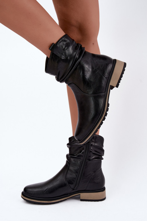 Botins femininos aquecidos com rugas em preto
