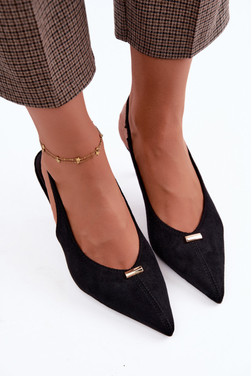 Sapatos pretos com saltos abertos e detalhes dourados Renisa
