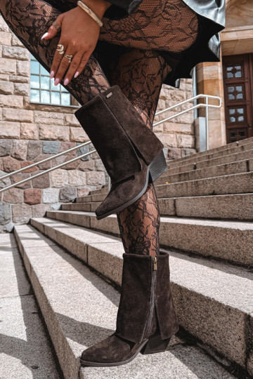 botins de estilo cowboy com saltos de camurça natural com cano bordado Big Star UU274115 na cor chocolate