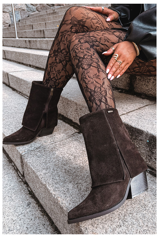 botins de estilo cowboy com saltos de camurça natural com cano bordado Big Star UU274115 na cor chocolate