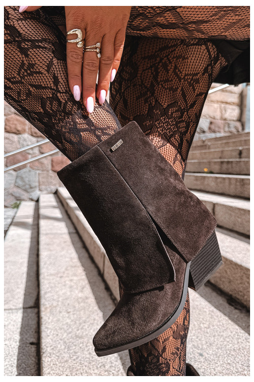 botins de estilo cowboy com saltos de camurça natural com cano bordado Big Star UU274115 na cor chocolate