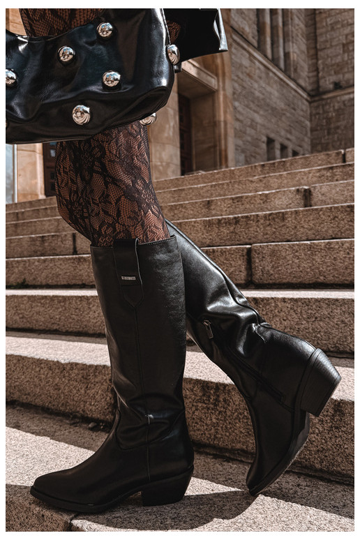 botas altas de couro natural para mulheres com salto baixo isoladas Big Star UU274521 na cor preta