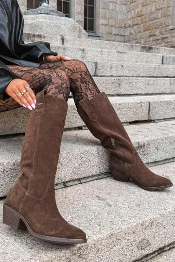 botas altas de camurça sintética para mulheres com salto baixo isoladas Big Star UU274519 na cor chocolate 2
