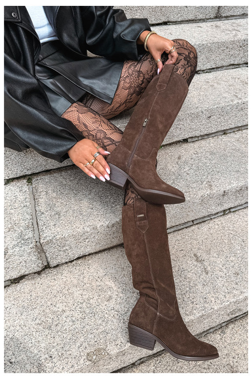 botas altas de camurça sintética para mulheres com salto baixo isoladas Big Star UU274519 na cor chocolate