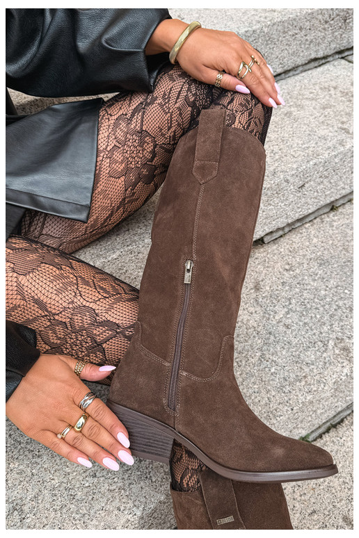botas altas de camurça sintética para mulheres com salto baixo isoladas Big Star UU274519 na cor chocolate