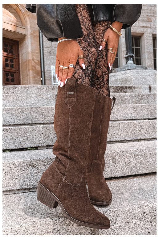 botas altas de camurça sintética para mulheres com salto baixo isoladas Big Star UU274519 na cor chocolate