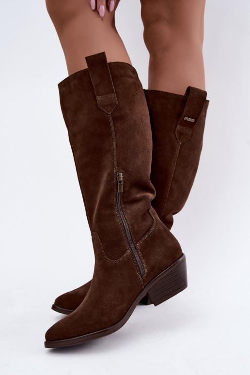 botas altas de camurça sintética para mulheres com salto baixo isoladas Big Star UU274519 na cor chocolate