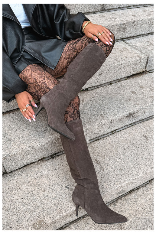 botas altas de camurça sintética com saltos finos isoladas modelo slip-on Big Star UU274495 na cor castanha escura