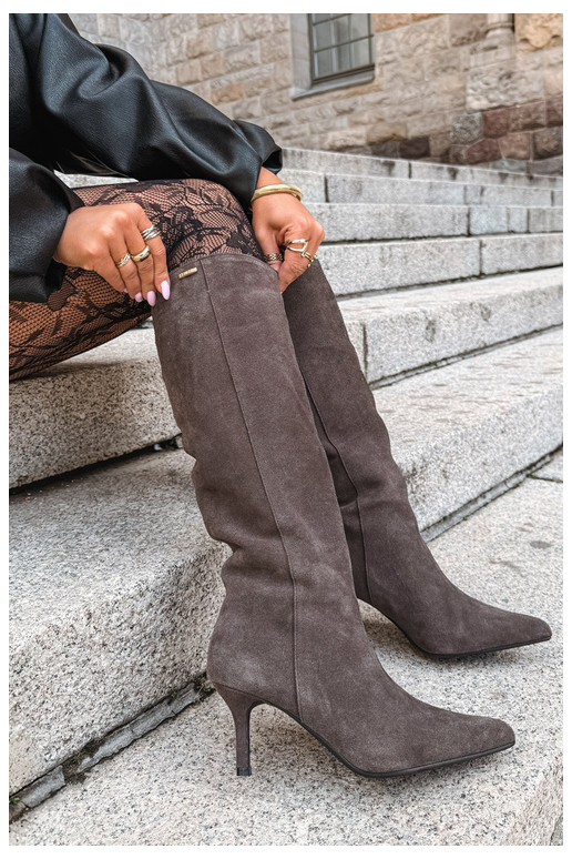 botas altas de camurça sintética com saltos finos isoladas modelo slip-on Big Star UU274495 na cor castanha escura