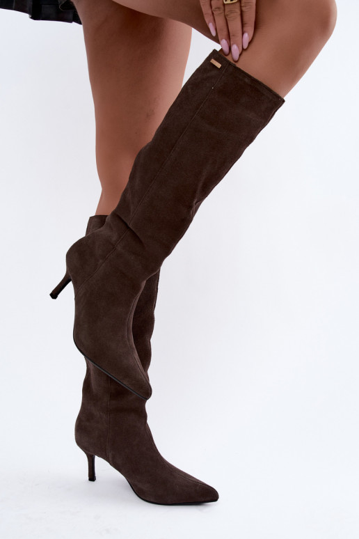botas altas de camurça sintética com saltos finos isoladas modelo slip-on Big Star UU274495 na cor castanha escura