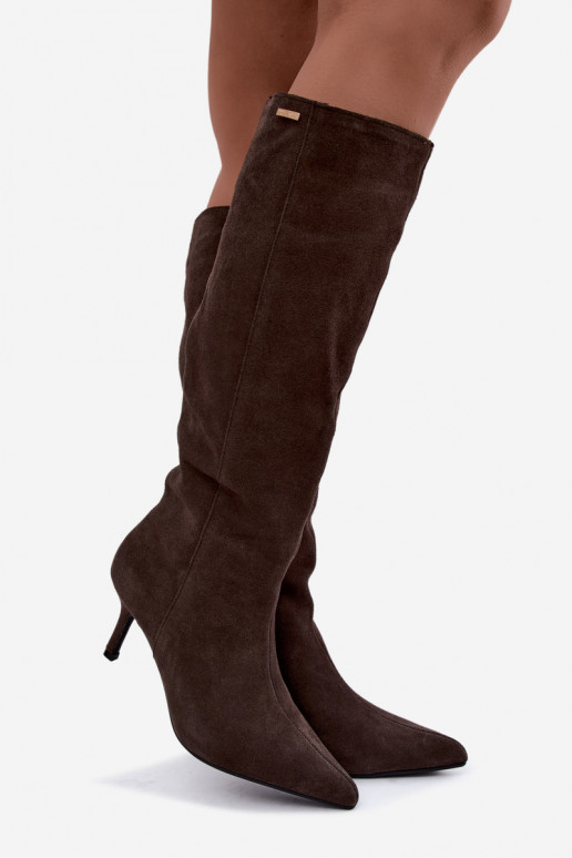 botas altas de camurça sintética com saltos finos isoladas modelo slip-on Big Star UU274495 na cor castanha escura