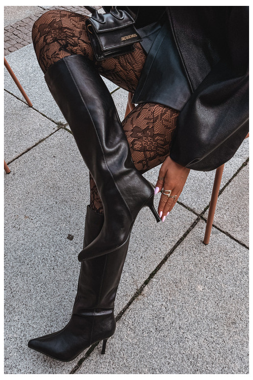 botas altas de couro natural com saltos finos isoladas modelo slip-on Big Star UU274497 na cor preta