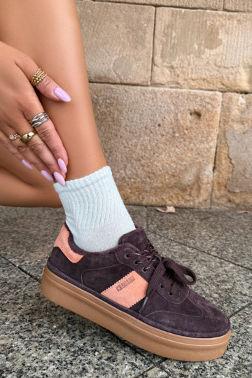 botas estilo sneaker em camurça sintética para mulheres isoladas Big Star UU274770 na cor chocolate