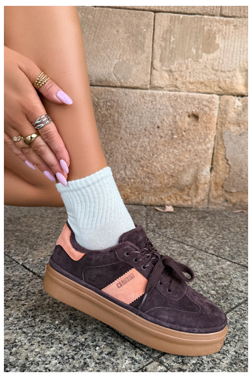 botas estilo sneaker em camurça sintética para mulheres isoladas Big Star UU274770 na cor chocolate