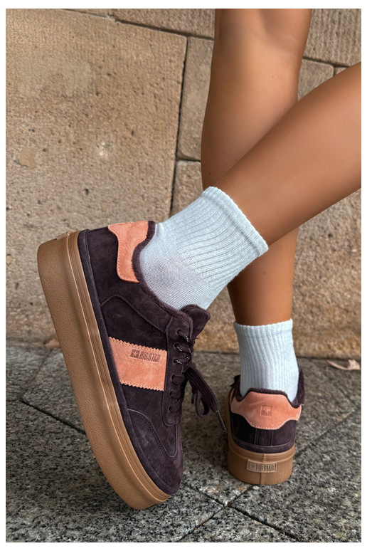 botas estilo sneaker em camurça sintética para mulheres isoladas Big Star UU274770 na cor chocolate