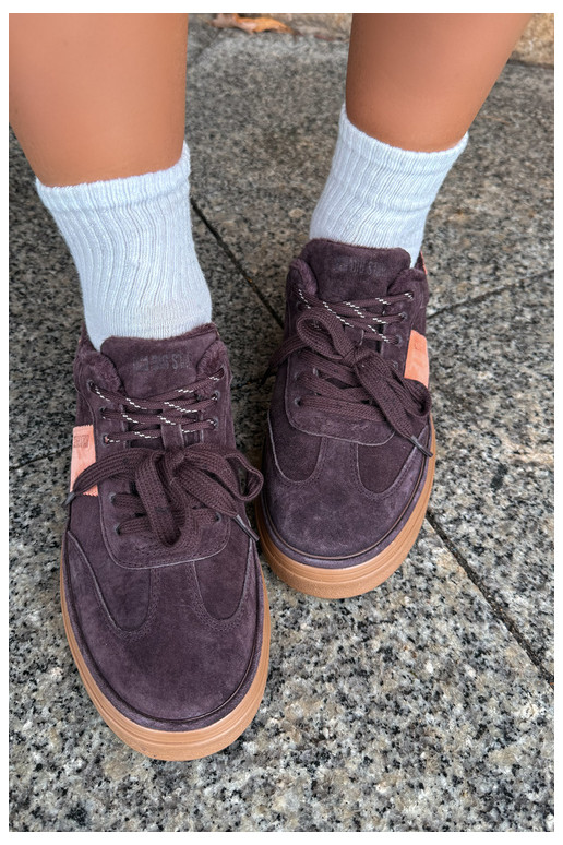 botas estilo sneaker em camurça sintética para mulheres isoladas Big Star UU274770 na cor chocolate
