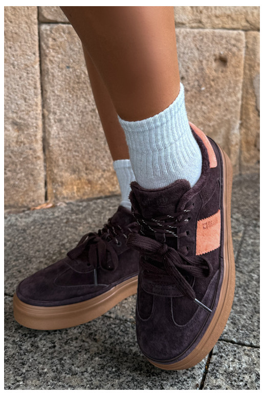 botas estilo sneaker em camurça sintética para mulheres isoladas Big Star UU274770 na cor chocolate